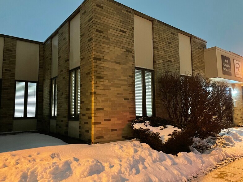 More Photos Of 1881 Commerce Dr, Elk Grove Village Office For Sale