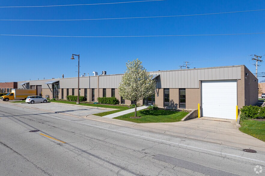 More Photos Of 6970-6994 N Central Park Ave, Lincolnwood Manufacturing For Lease
