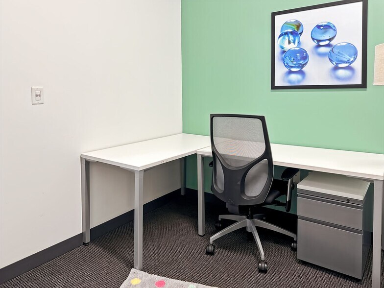 More Photos Of 1901 Manhattan Blvd, Harvey Coworking Space