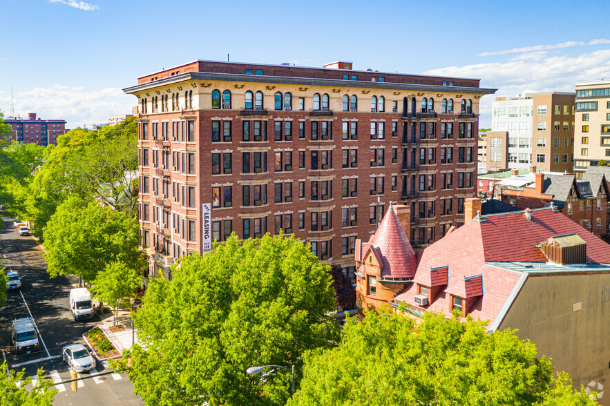 Primary Photo Of 900 W Franklin St, Richmond Apartments For Lease