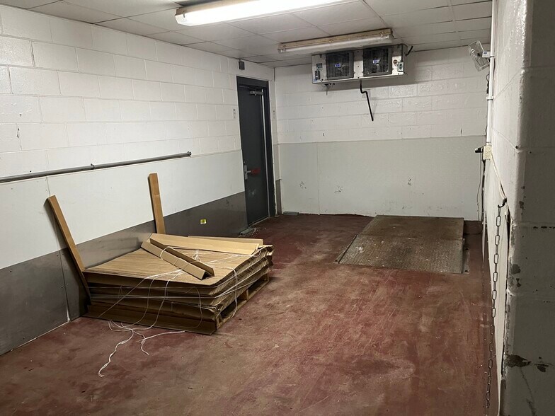 More Photos Of 30 Illinois Ave, Cincinnati Warehouse For Lease