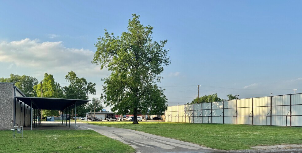 More Photos Of 420 W Dakota Ave, Chickasha Office For Sale