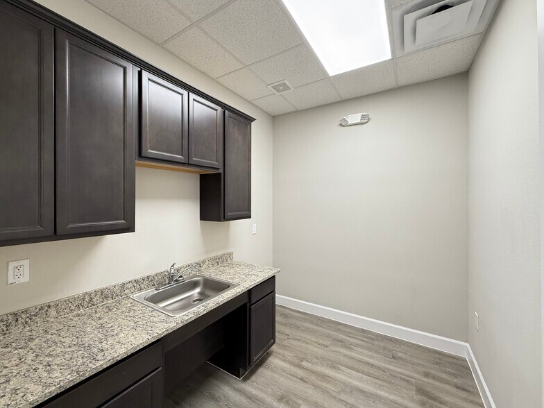 More Photos Of Building 8 | 5501 Cabrera Dr, Sugar Land Medical For Lease
