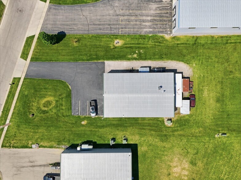 More Photos Of 590 Commercial Ave, Waterloo Auto Repair For Sale