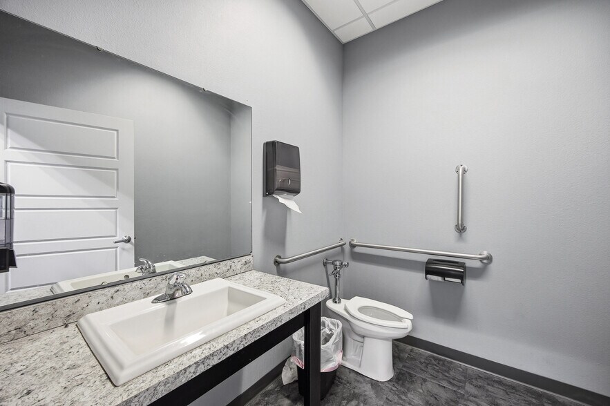More Photos Of 4820 Armar Dr SE, Cedar Rapids Office For Sale