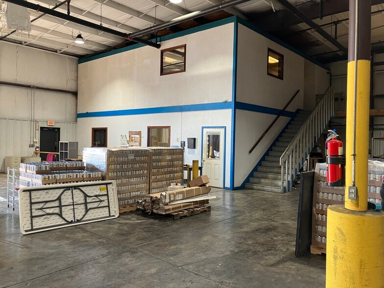 More Photos Of 770 Andico Rd, Plainfield Warehouse For Lease