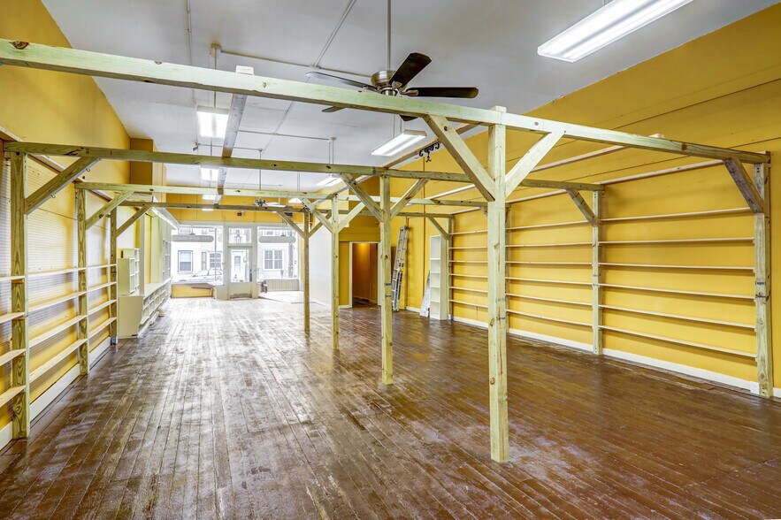 More Photos Of 12 W Market St, Marietta Freestanding For Lease