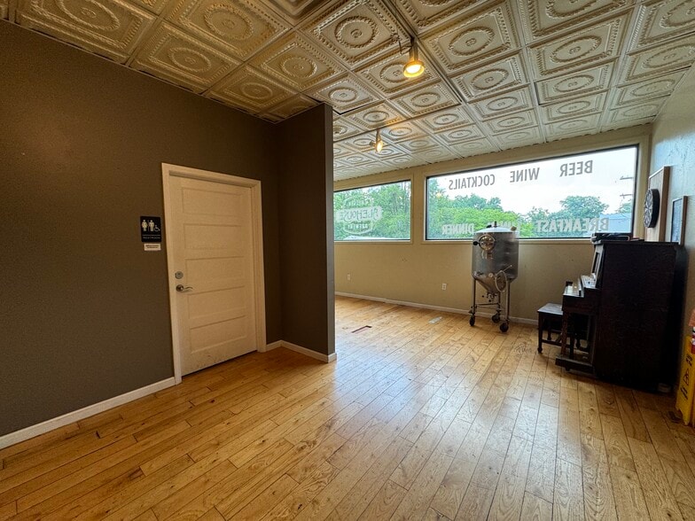 More Photos Of 115-117 S Main St, Chelsea Storefront Retail Office For Lease