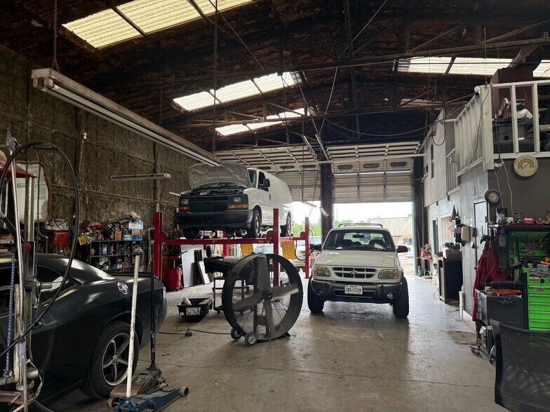 More Photos Of 3420 South Fwy, Fort Worth Warehouse For Sale