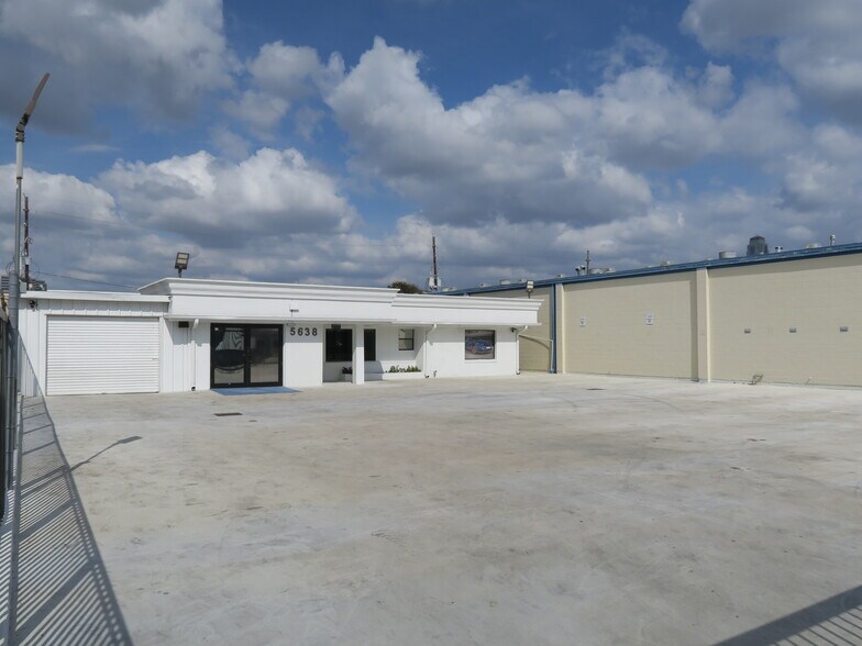 More Photos Of 5638 Star Ln, Houston Auto Dealership For Lease