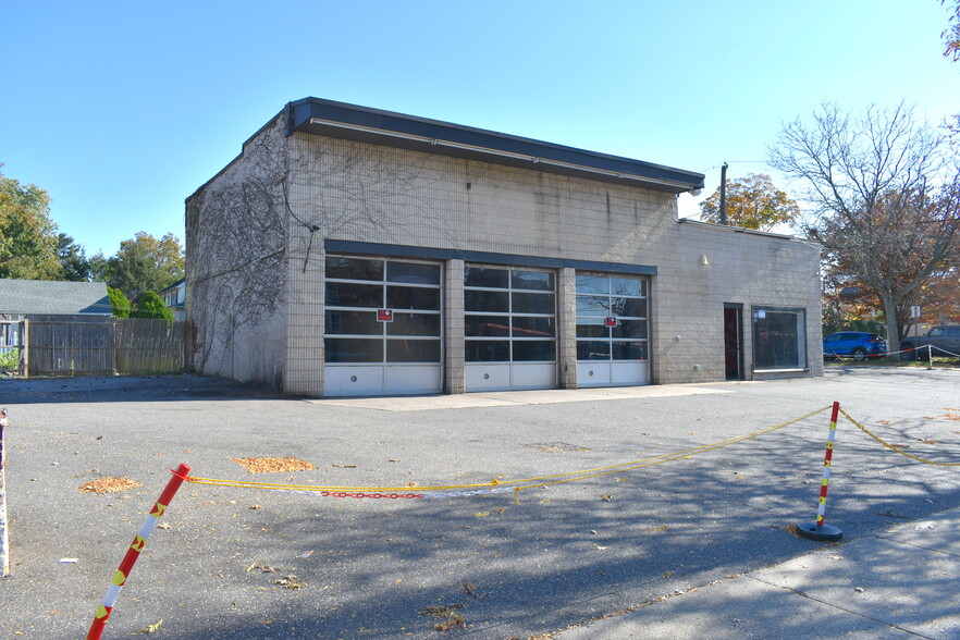 Primary Photo Of 679 Port Washington Blvd, Port Washington Auto Repair For Lease