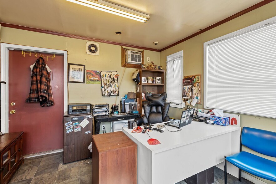 More Photos Of 1001-1003 Calumet Ave, Valparaiso Auto Repair For Sale