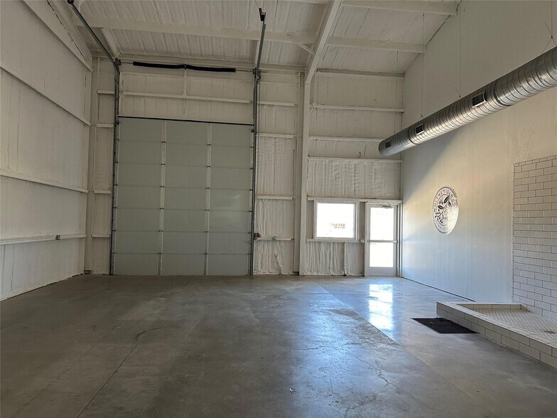 More Photos Of 2105 FM 920, Weatherford Warehouse For Lease