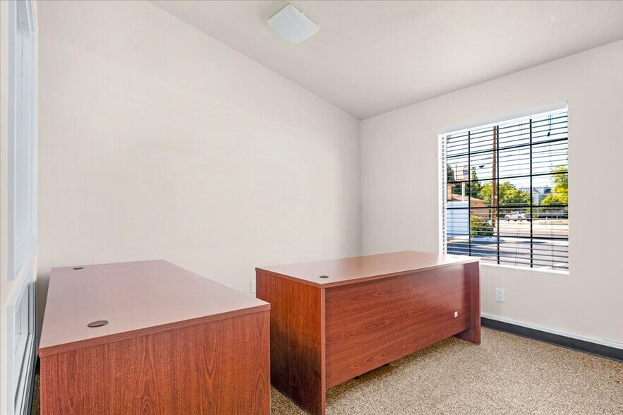 More Photos Of 324-330 Bullard Ave, Clovis Office For Lease