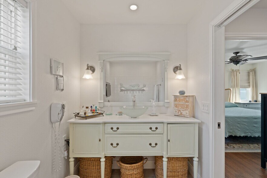 More Photos Of 925 Main St, Bastrop Office Residential For Sale