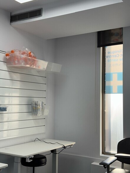 More Photos Of 3858-3870 Notre-Dame, Laval Office For Sale