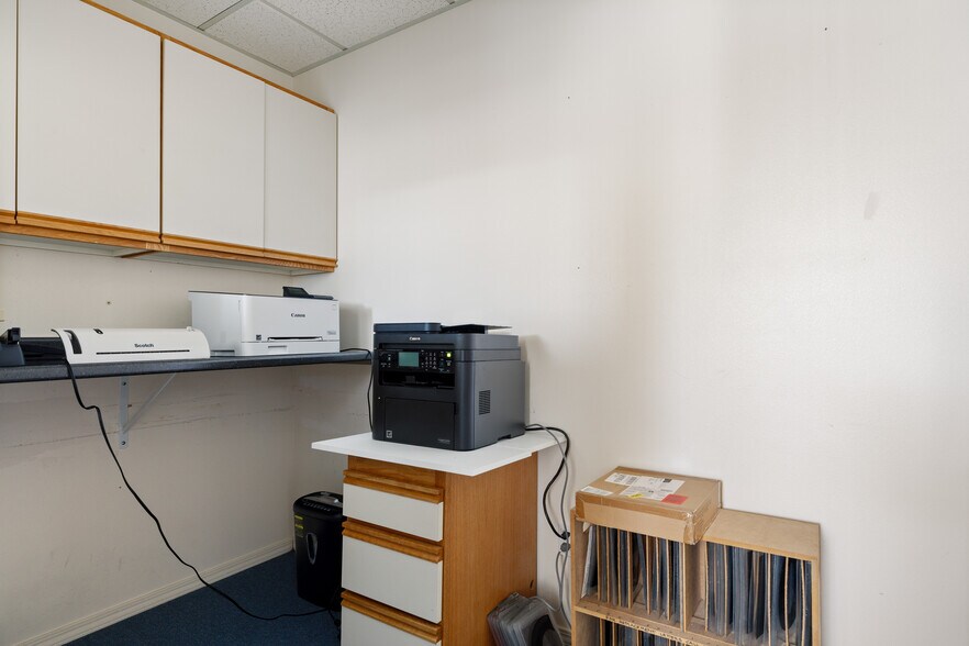 More Photos Of 35 SE Ely St, Oak Harbor Office For Sale