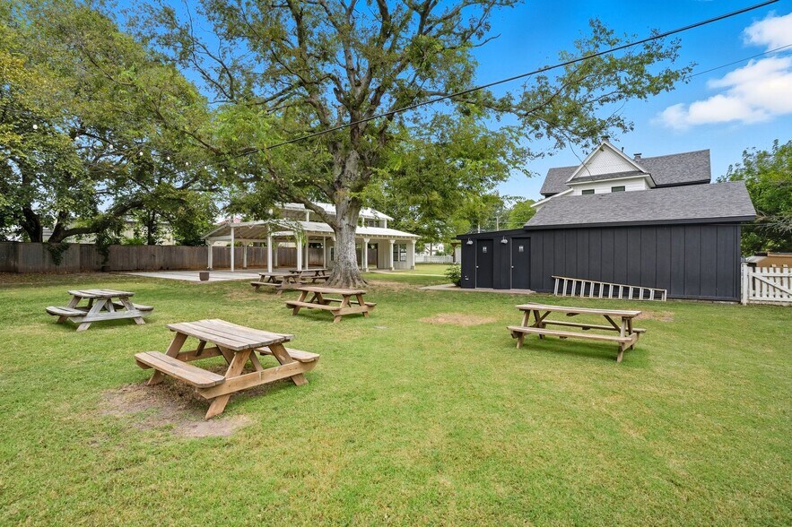 More Photos Of 924 S Main St, Broken Arrow Showroom For Sale