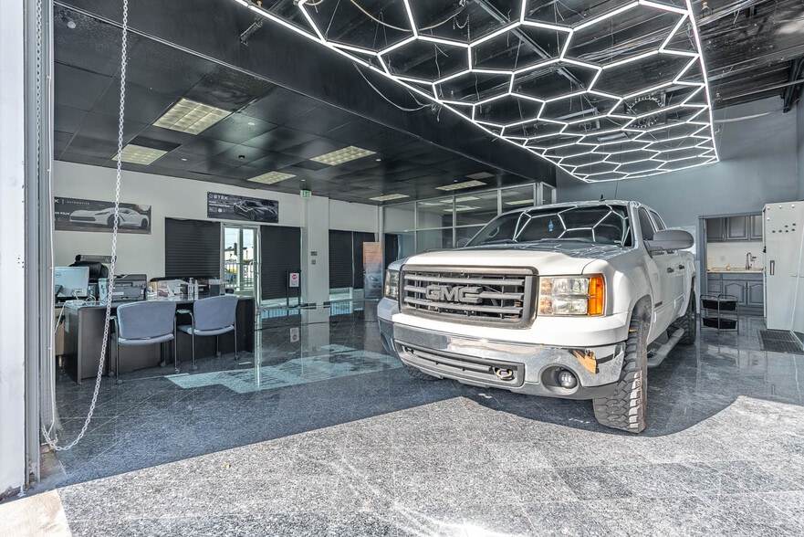 More Photos Of 26536 Ruether Ave, Santa Clarita Warehouse For Lease