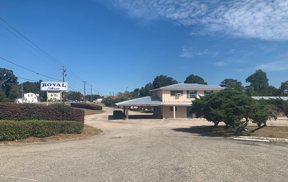 Primary Photo Of 3682 N College Ave, Jackson Hotel For Sale