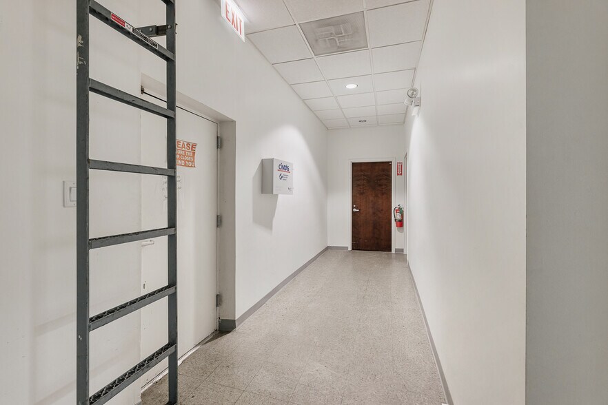 More Photos Of 5364 W Devon Ave, Chicago Medical For Sale