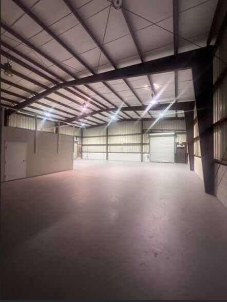 More Photos Of 913 Edwards Rd, Fort Pierce Warehouse For Lease