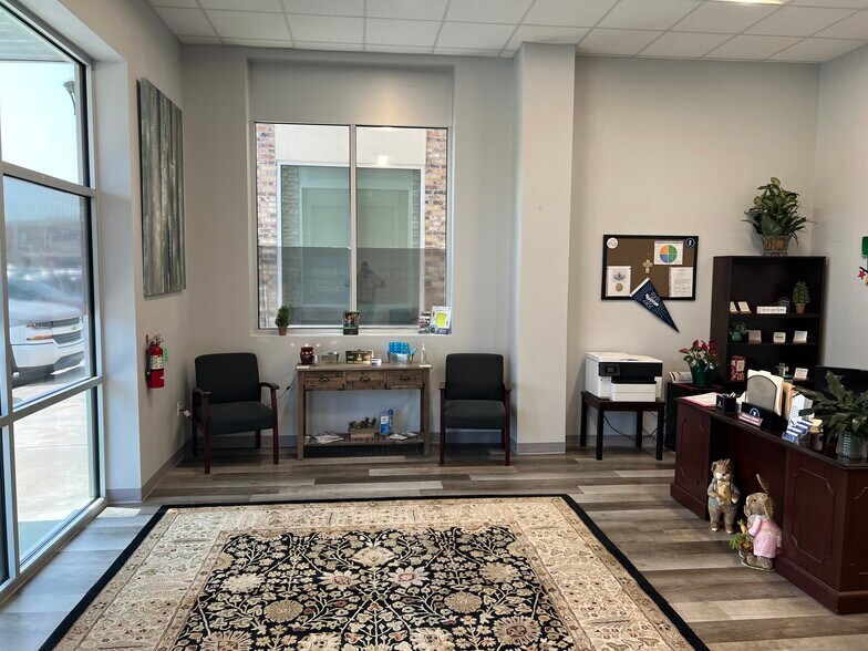 More Photos Of Camp Forbing, Shreveport Storefront Retail Office For Lease