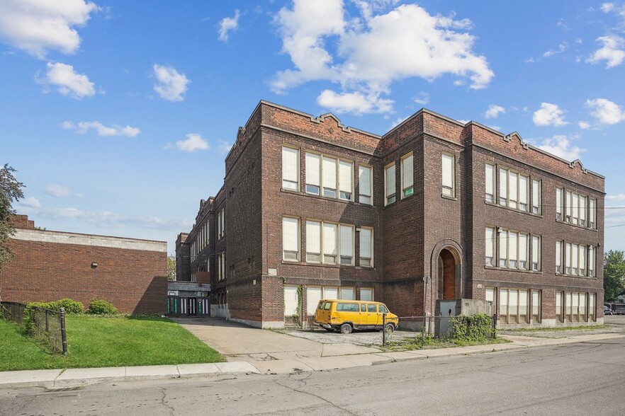 Primary Photo Of 360 Beach Rd, Hamilton Schools For Sale