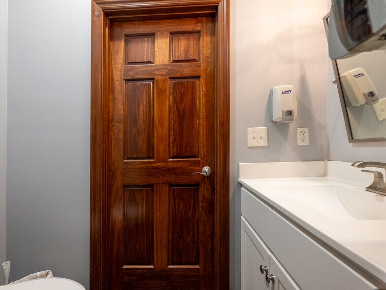 More Photos Of 105 6th Ave, Saint Albans Medical For Sale