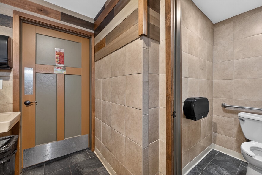 More Photos Of 8713 Gravois Rd, Saint Louis Restaurant For Sale