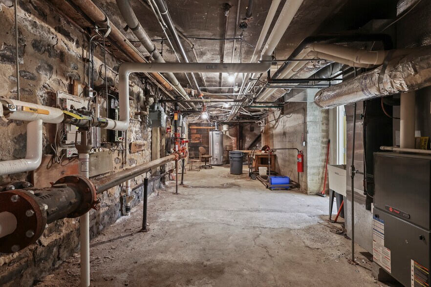 More Photos Of 1631 Main St, Niagara Falls Industrial For Sale