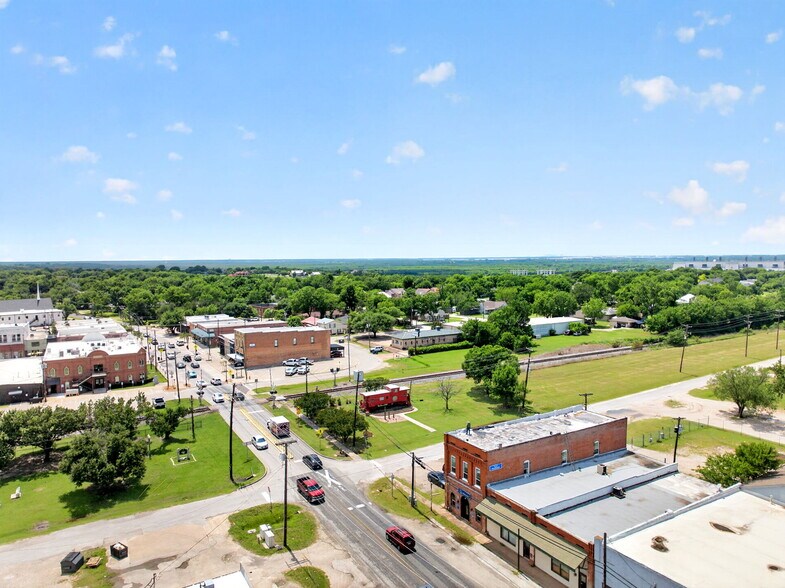 More Photos Of 201 N Bois D Arc St, Forney Storefront For Sale