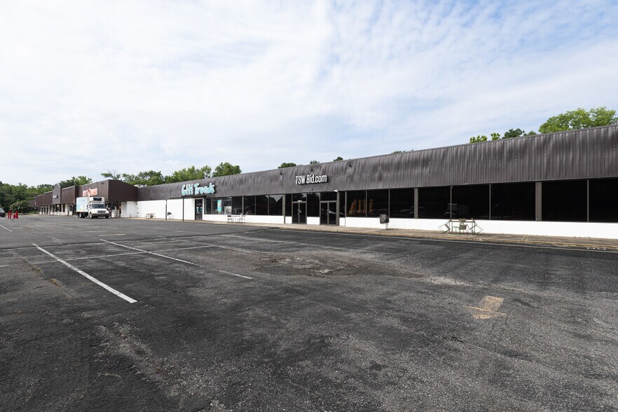 More Photos Of 2091 J A Cochran Byp, Chester Supermarket For Lease
