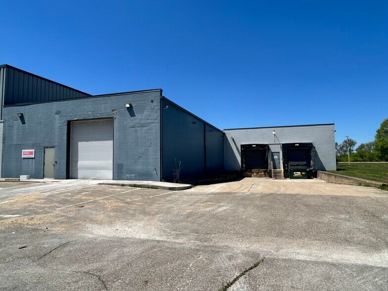 More Photos Of 7878 Gull Rd, Richland Warehouse For Lease