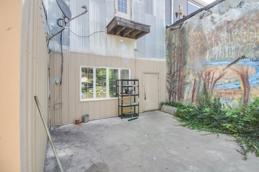 More Photos Of 223 N Pearl St, Waverly Restaurant For Sale