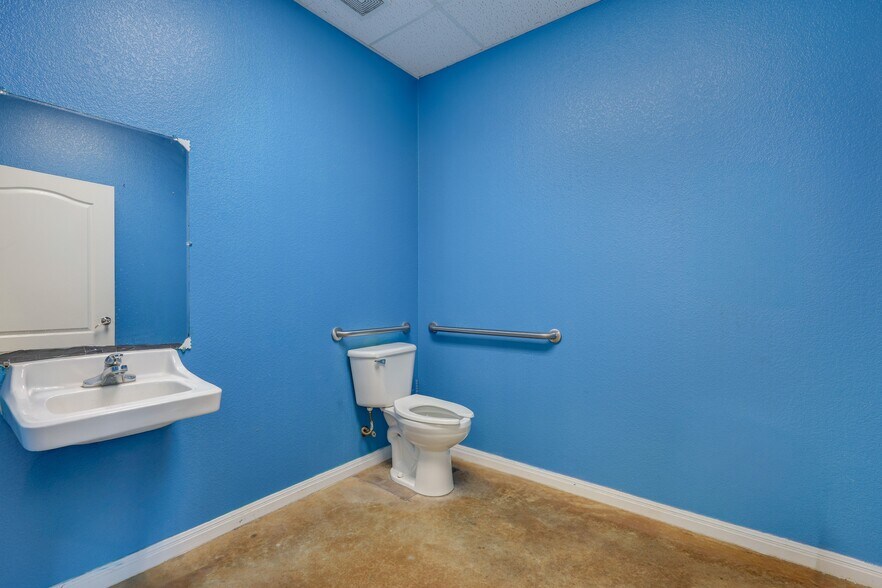 More Photos Of 20615 Dawn Dr, Lago Vista Freestanding For Sale