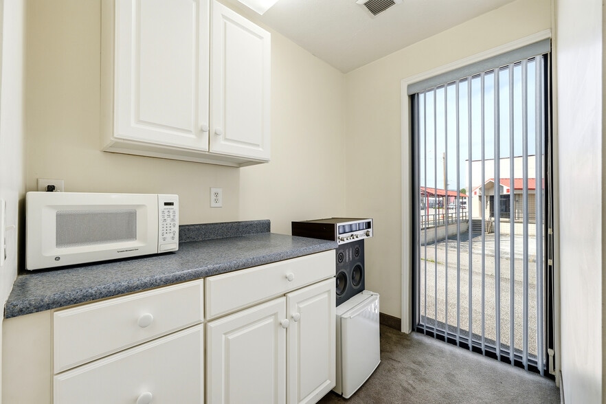 More Photos Of 4910 Maccorkle Ave SW, Charleston Medical For Sale
