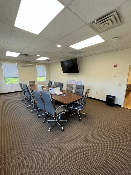 More Photos Of 875 Centerville Rd, Warwick Office For Sale