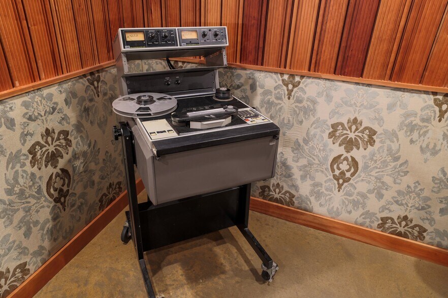 More Photos Of 2205 E 12th St, Austin Movie Radio TVStudio For Sale