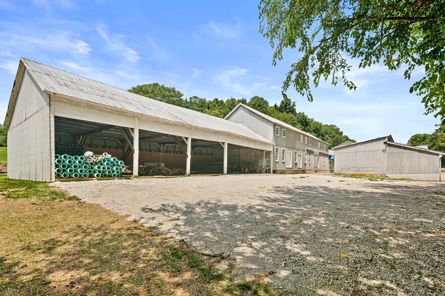 More Photos Of 8106 Intersection Rd, Glen Rock Warehouse For Lease