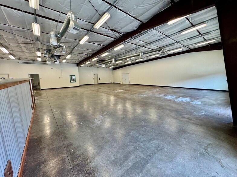 More Photos Of 80 Country Club Dr, Willow Creek General Retail For Lease