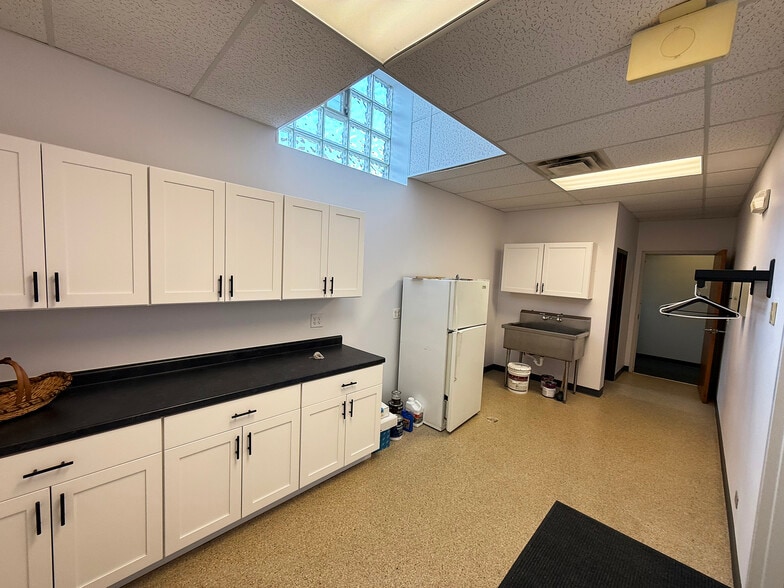 More Photos Of 450 Bennett Rd, Elk Grove Village Industrial For Sale