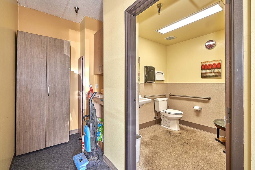 More Photos Of 1115 S Placentia Ave, Fullerton Light Manufacturing For Sale