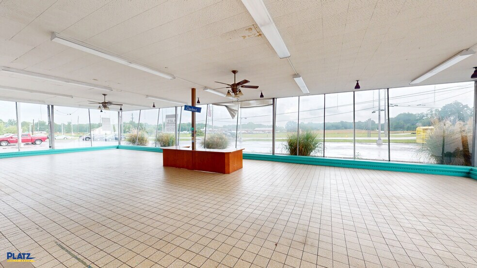 More Photos Of 1965 N Ellsworth Ave, Salem Freestanding For Lease