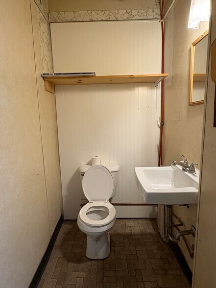 More Photos Of 1601-1603 Woodland Ave, Duluth Storefront Retail Residential For Lease