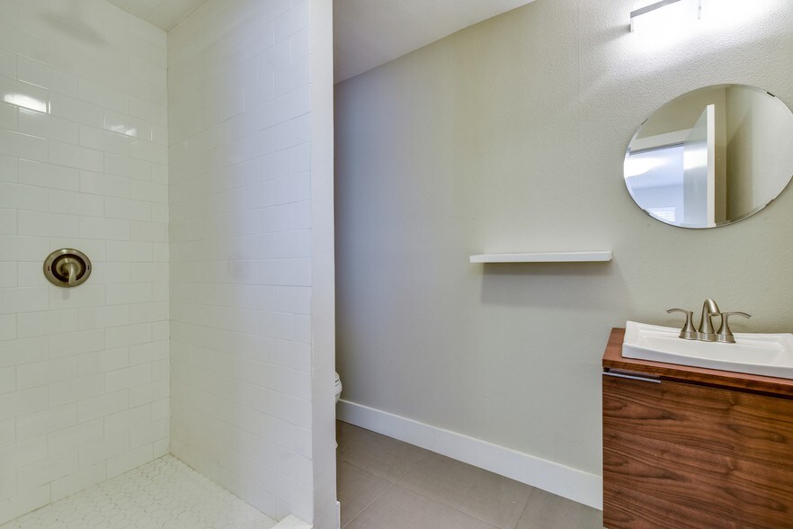 More Photos Of 2111-2113 W Slaughter Ln, Austin Office For Lease