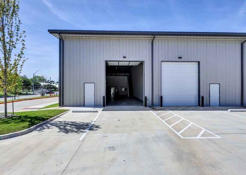More Photos Of 312-332 Eldorado Pky, McKinney Warehouse For Sale