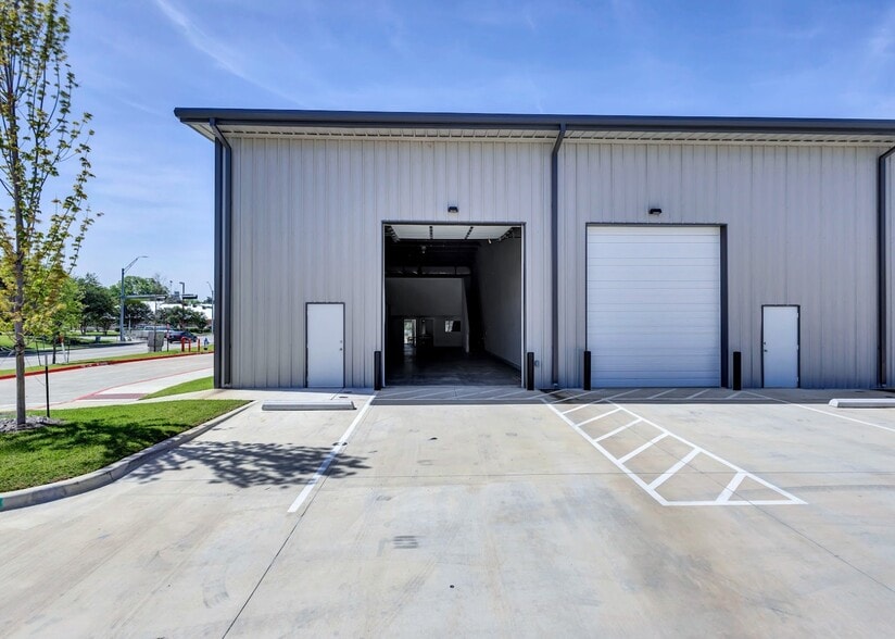 More Photos Of 312-332 Eldorado Pky, McKinney Warehouse For Sale