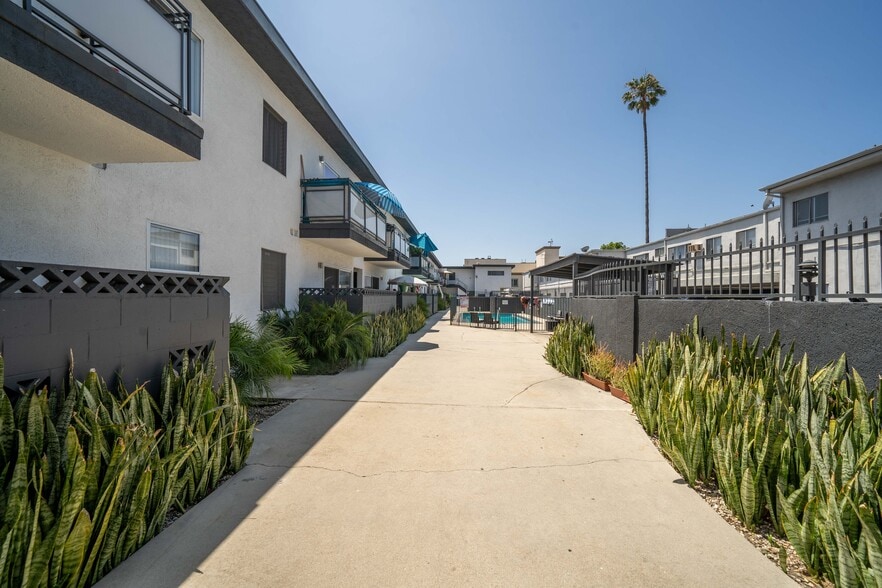 More Photos Of 11940 Burbank Blvd, Valley Village Apartments For Sale