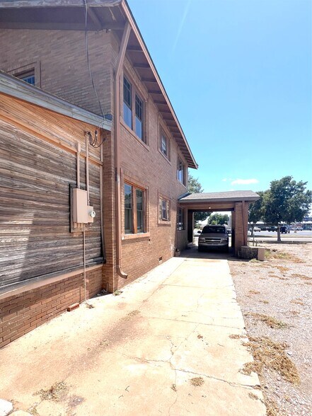 More Photos Of 621 E Broadway St, Altus Office Residential For Sale